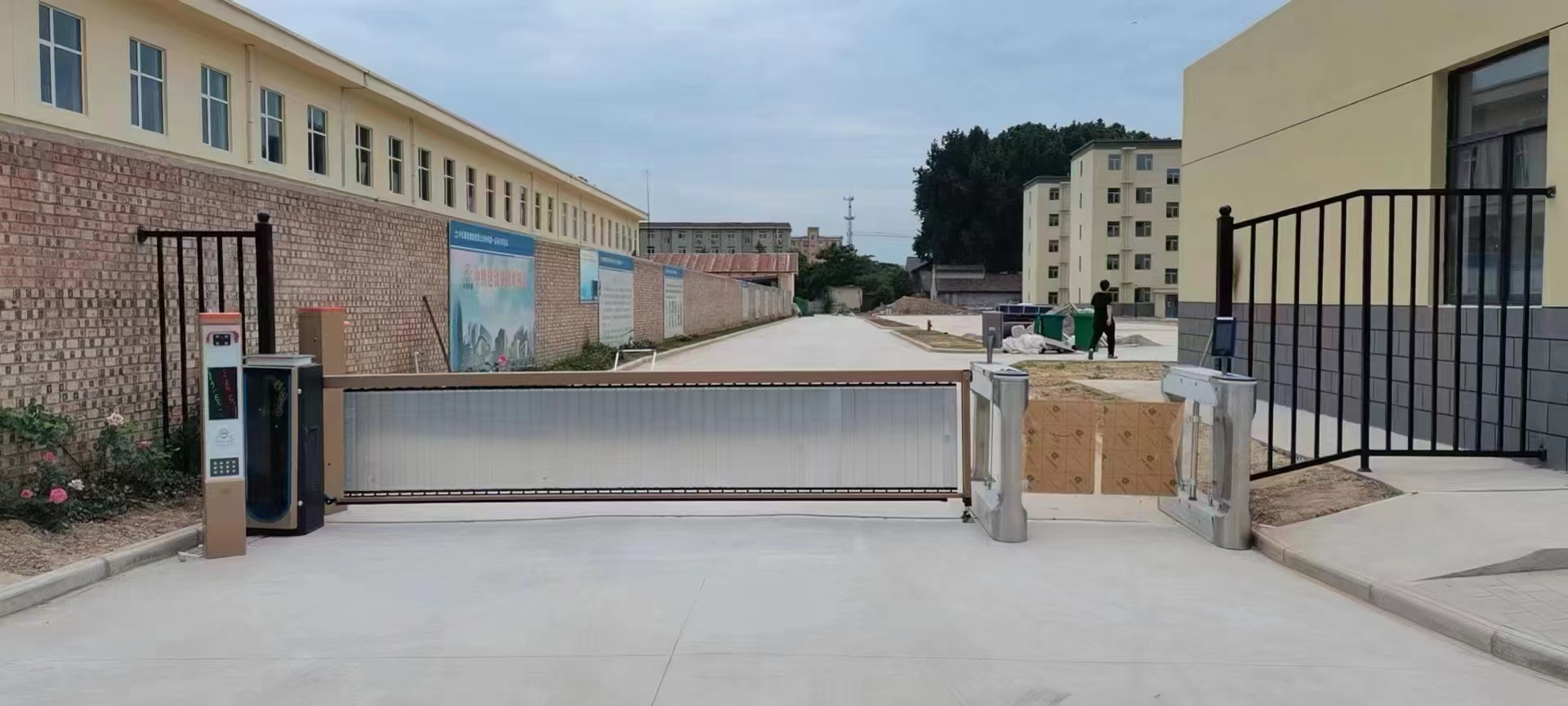工業園LK款車牌識別+廣告道閘+擺閘+人臉識別