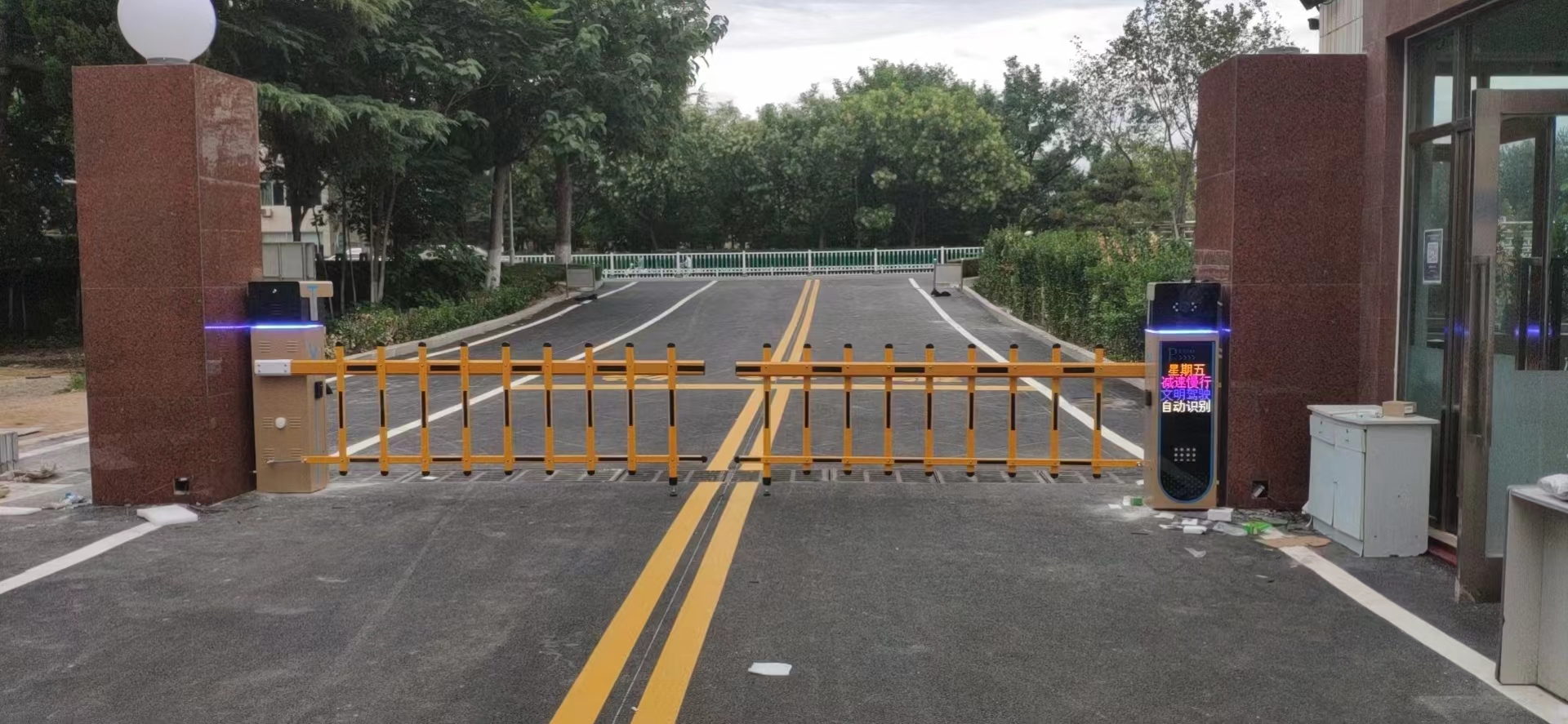 山東濰坊車牌識別柵欄式道閘一體機LED款 景區智慧停車場案列 第1張