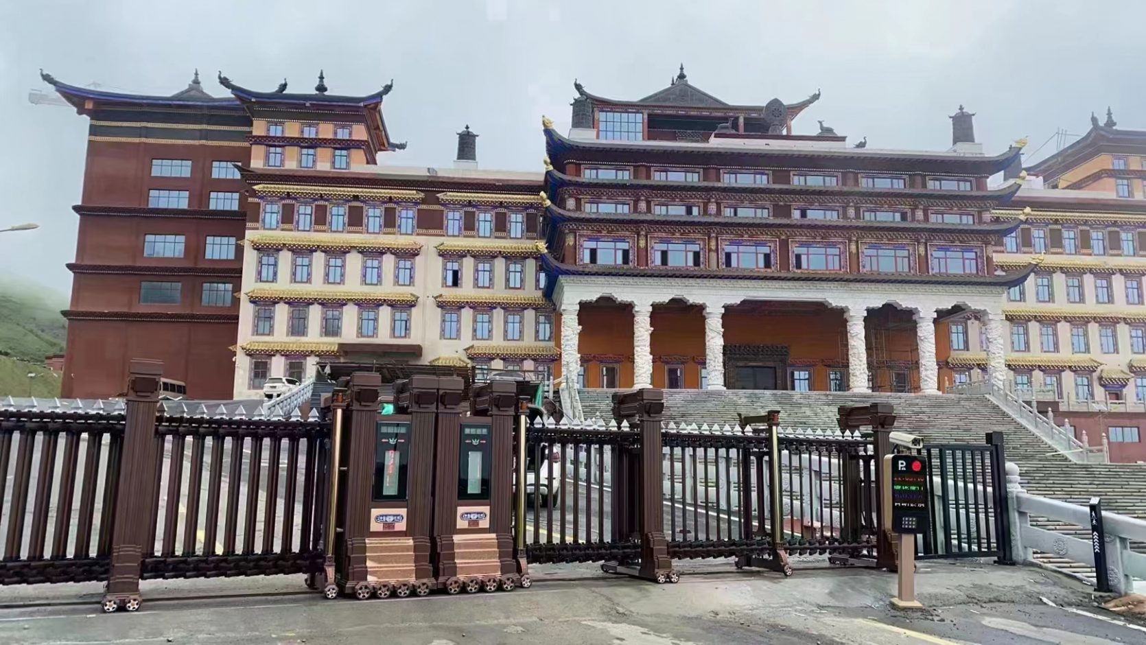 四川阿壩州昌列寺FT車牌識(shí)別+高端伸縮門 景區(qū)智慧停車場(chǎng)案列 第1張