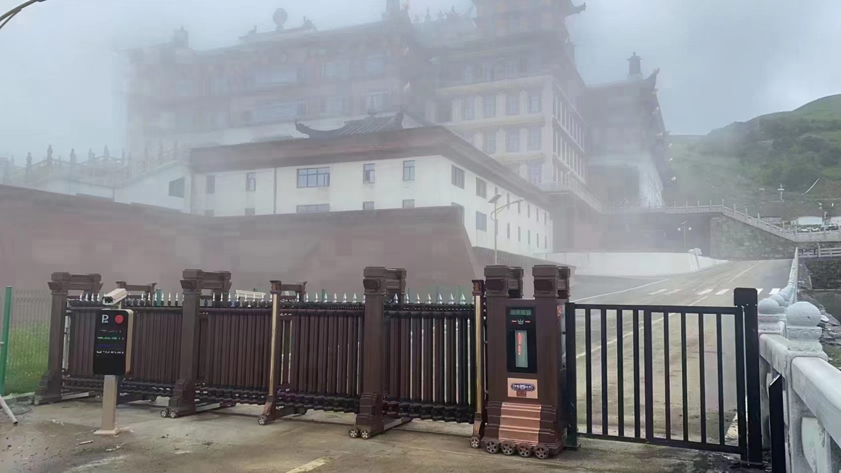 四川阿壩州昌列寺FT車牌識(shí)別+高端伸縮門 景區(qū)智慧停車場(chǎng)案列 第3張