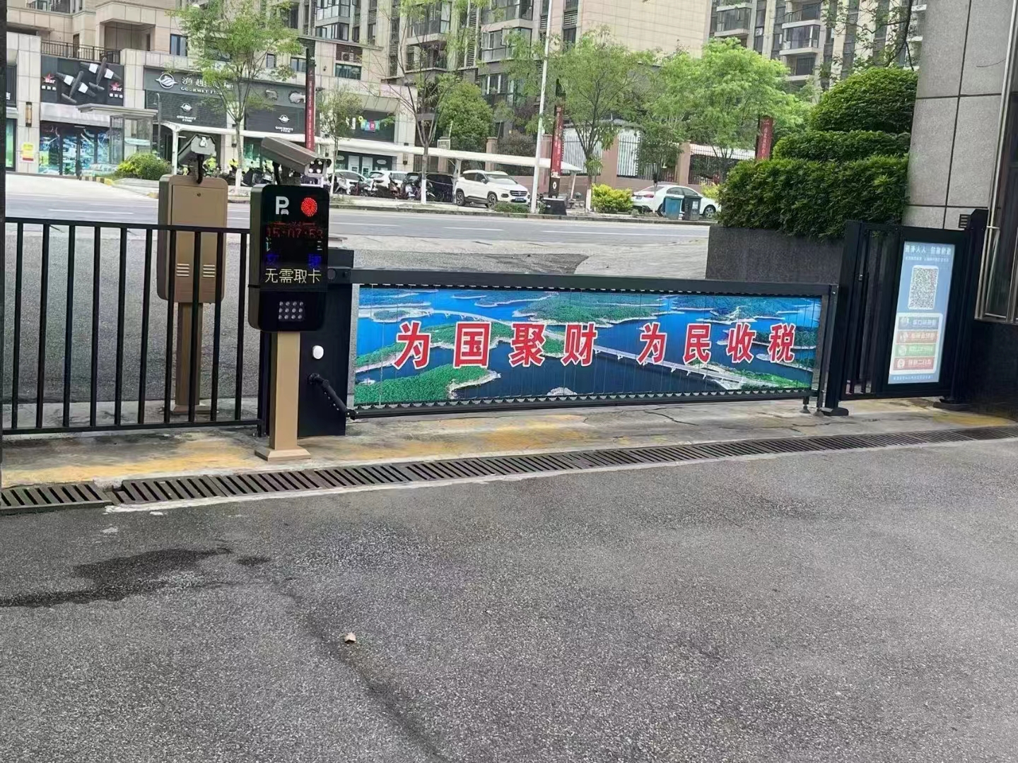 湖北某稅務局FT款車牌識別+廣告門+廣告道閘