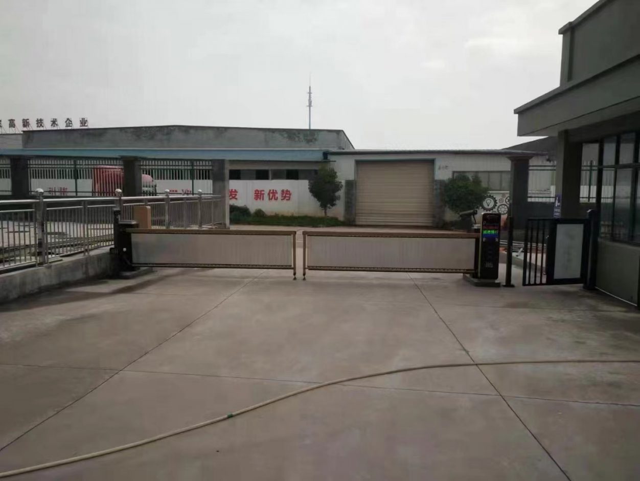 浙江蘭溪眾鑫集團(tuán)廣告門+KV款車牌識(shí)別+呼吸燈廣告道閘 園區(qū)智慧停車場(chǎng)案列 第2張