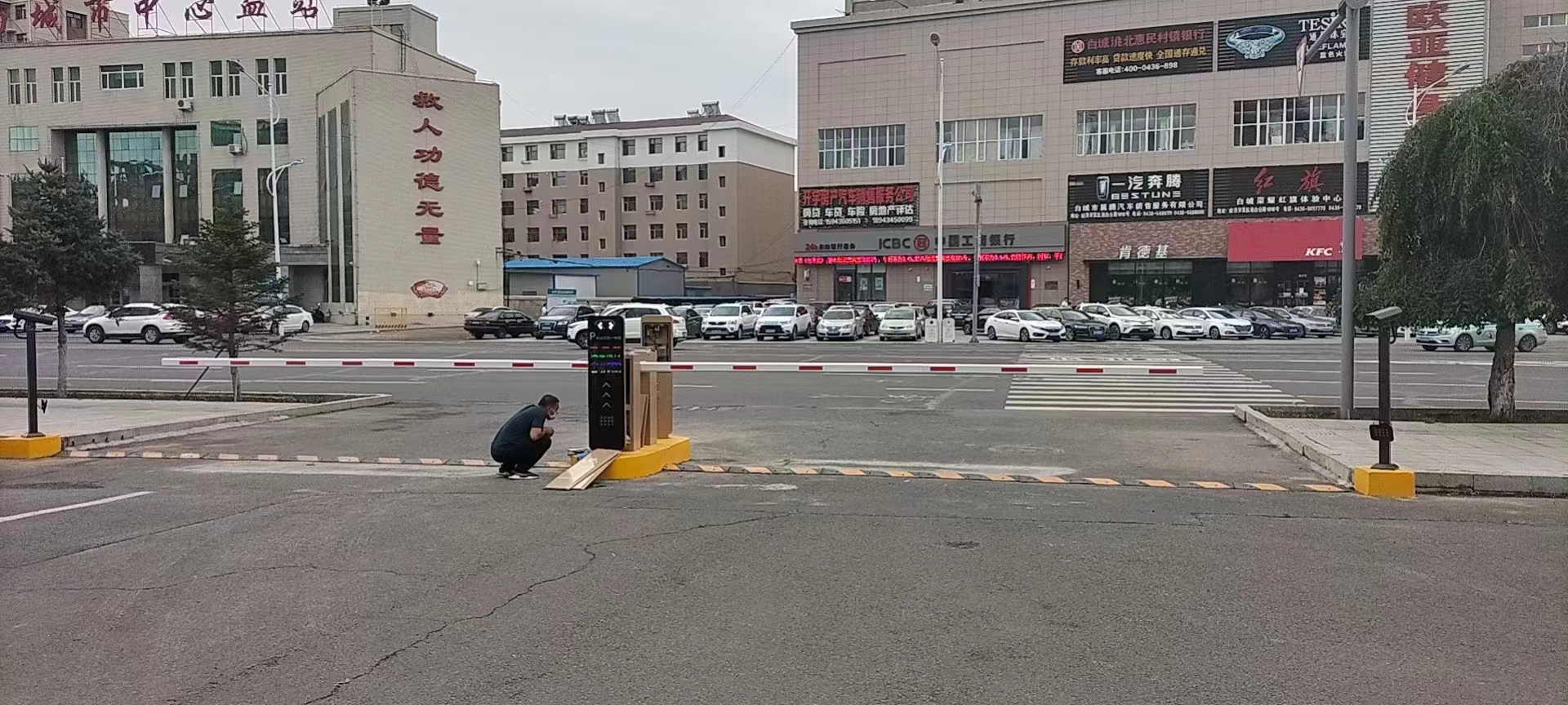 醫(yī)院供血站LK款車牌識別+直桿道閘 醫(yī)院智慧停車場案列 第1張