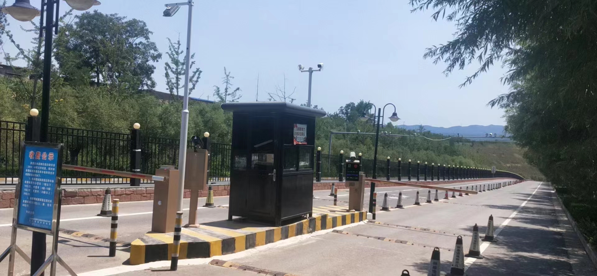 陜西渭南白水林皋湖國家濕地公園終端繳費機+FK車牌識別+金色呼吸燈道閘 景區智慧停車場案列 第3張