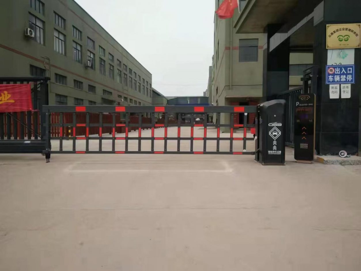 浙江蘭溪眾鑫集團(tuán)廣告門+KV款車牌識(shí)別+呼吸燈廣告道閘 園區(qū)智慧停車場(chǎng)案列 第4張