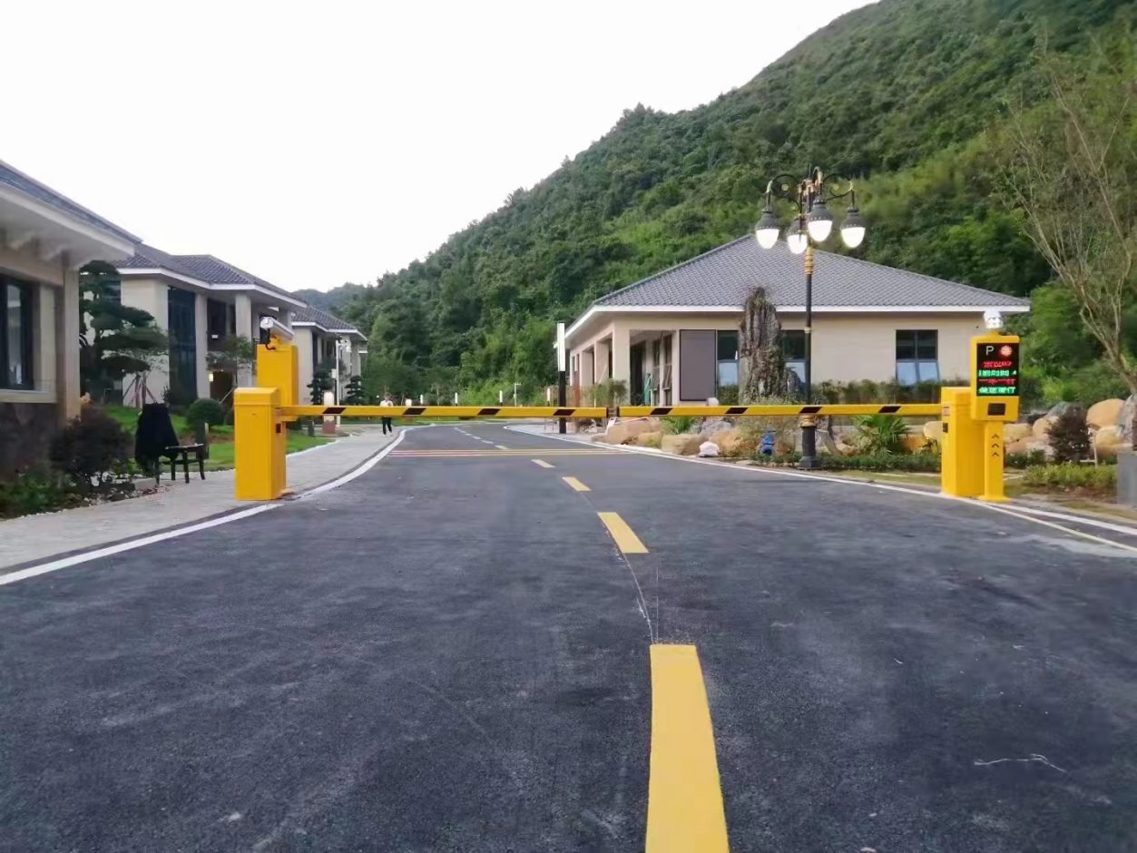 某休閑山莊FY款車牌識別顯示一體機+BY-WJDZ直桿道閘 景區智慧停車場案列 第1張