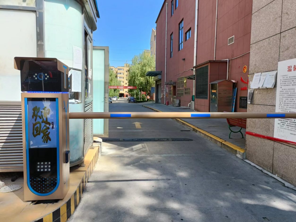 陜西寶雞高清車牌識別直桿道閘LCD多媒體一體機 社區智慧停車場案列 第2張